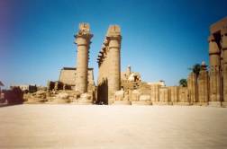 Pohled ze sloupové síně na kolonádu Ramesse II. Vpravo řada sloupů pod nimiž byla nalezeno strobylé skladiště soch.
